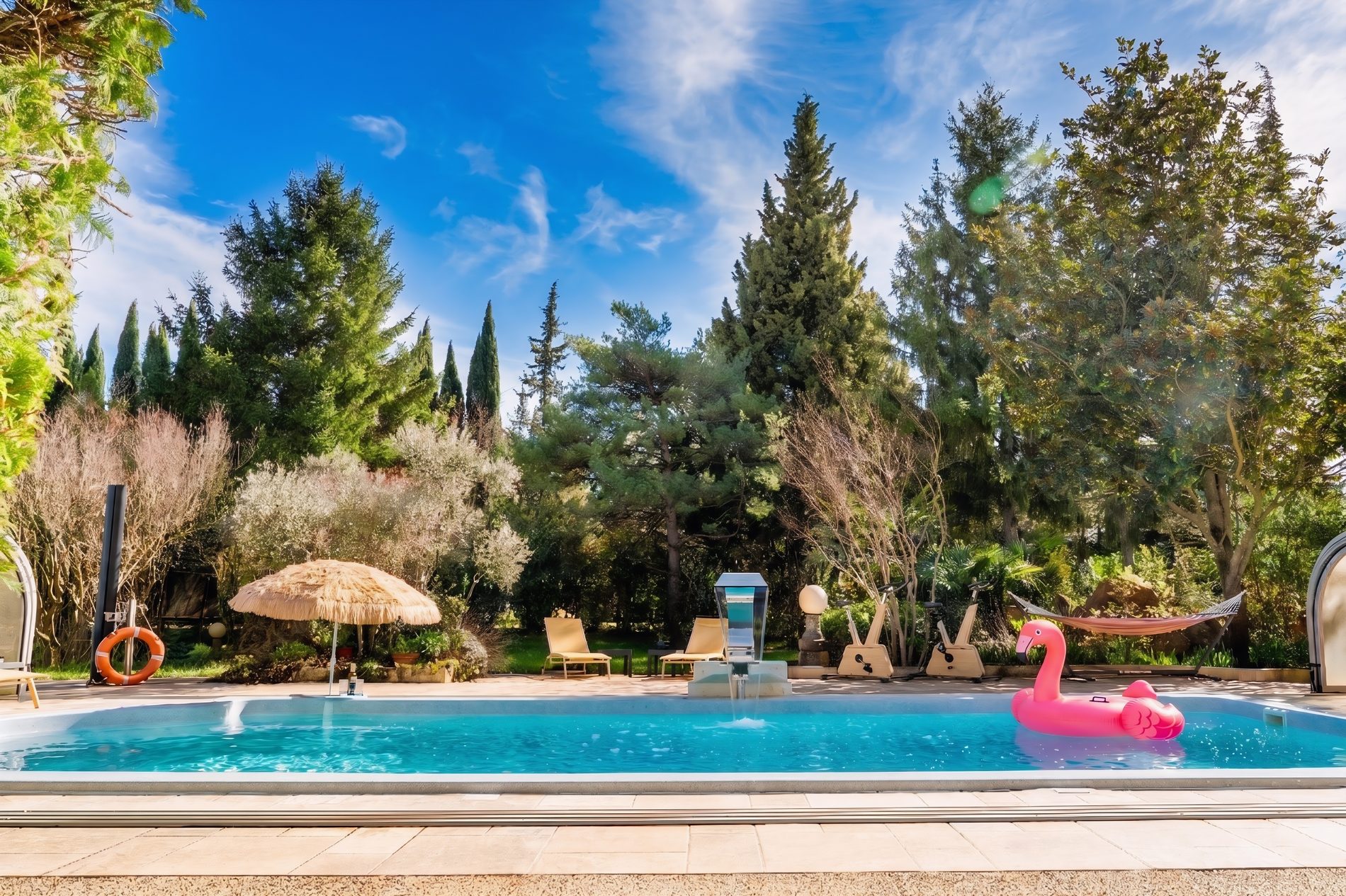 Grande piscine du Jardin Provençal avec parc arboré